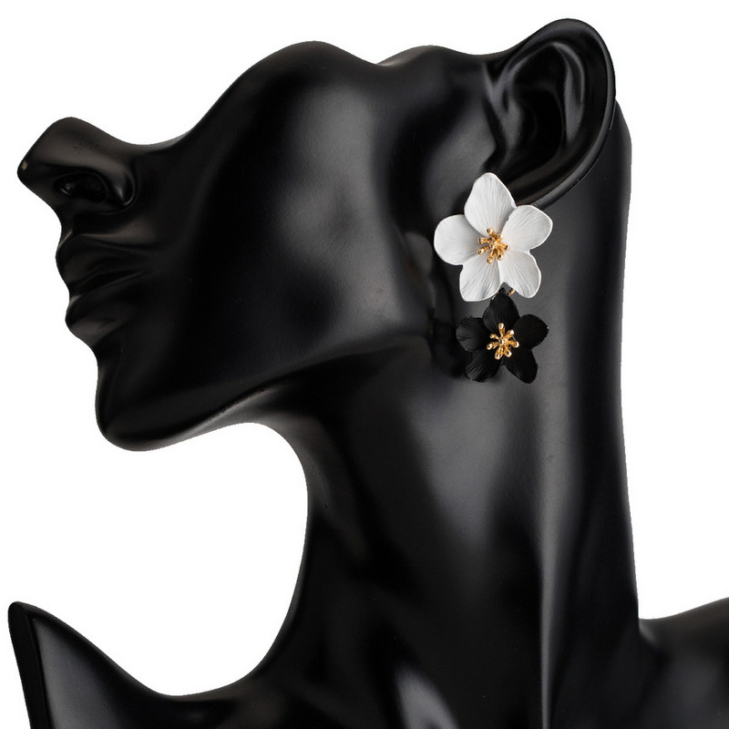 Modern női fülbevaló virágokkal, többféle színben