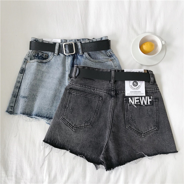 Pantaloni scurți moderni de damă în negru și albastru