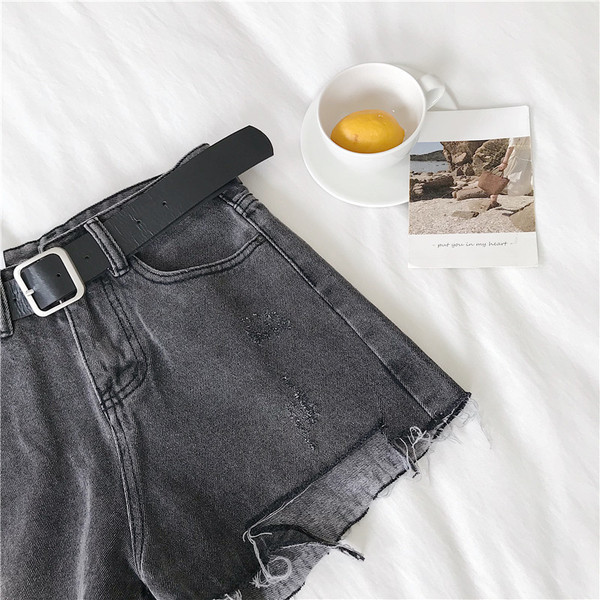 Pantaloni scurți moderni de damă în negru și albastru