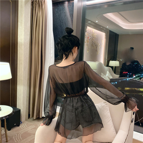 Bluză de damă transparentă cu mâneci lungi în alb-negru