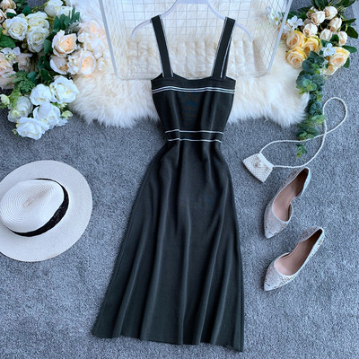 Модерна дамска рокля с широки презрамки и копчета в няколко цвята