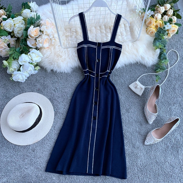 Модерна дамска рокля с широки презрамки и копчета в няколко цвята