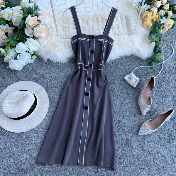 Модерна дамска рокля с широки презрамки и копчета в няколко цвята