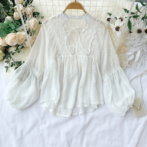 Cămăși moderne de damă cu decolteu în V și șireturi în alb-negru