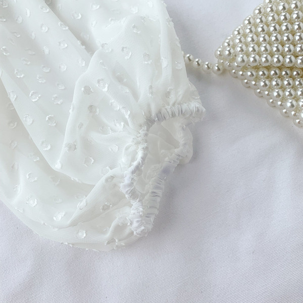 Cămăși moderne de damă cu decolteu în V și șireturi în alb-negru