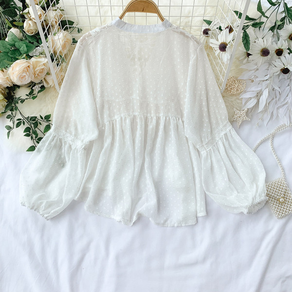 Cămăși moderne de damă cu decolteu în V și șireturi în alb-negru