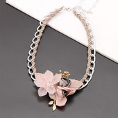 Colier elegant de damă în trei culori cu elemente 3D