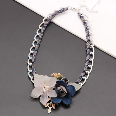 Colier elegant de damă în trei culori cu elemente 3D