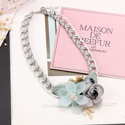 Colier elegant de damă în trei culori cu elemente 3D