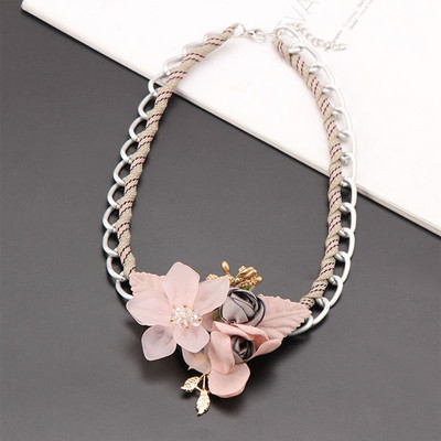 Colier elegant de damă în trei culori cu elemente 3D