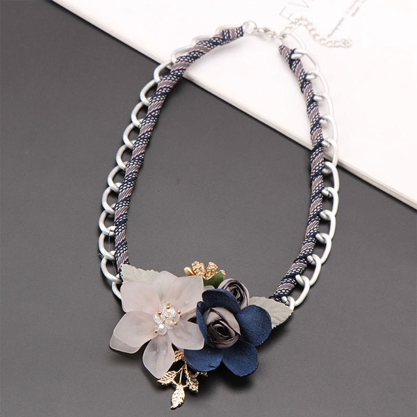 Colier elegant de damă în trei culori cu elemente 3D