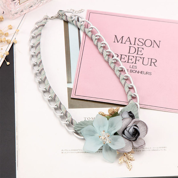 Colier elegant de damă în trei culori cu elemente 3D