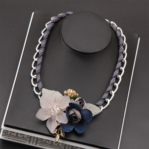 Colier elegant de damă în trei culori cu elemente 3D