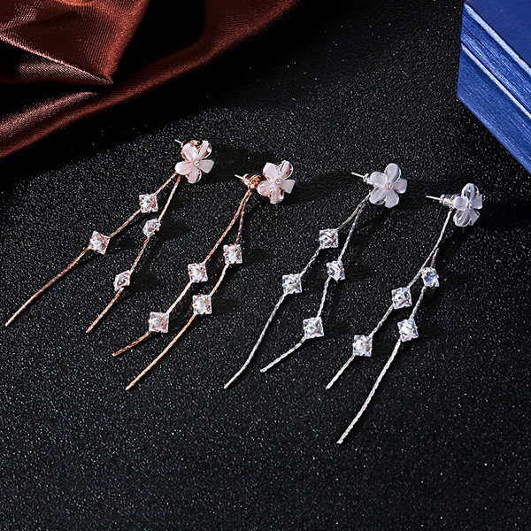 Model nou de cercei dama in doua culori cu pietre