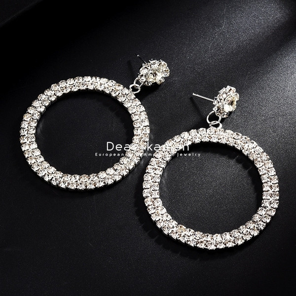 Cercei eleganti de dama in forma rotunda si un element din pietre