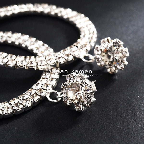 Cercei eleganti de dama in forma rotunda si un element din pietre