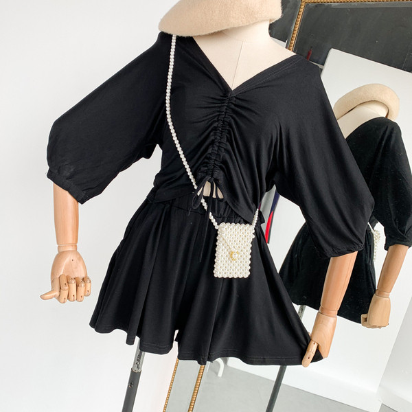 Set casual dama care include o bluza cu cravate si maneci 3/4 si pantaloni scurti in doua culori