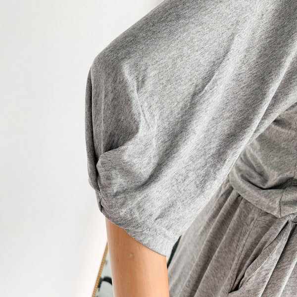 Set casual dama care include o bluza cu cravate si maneci 3/4 si pantaloni scurti in doua culori