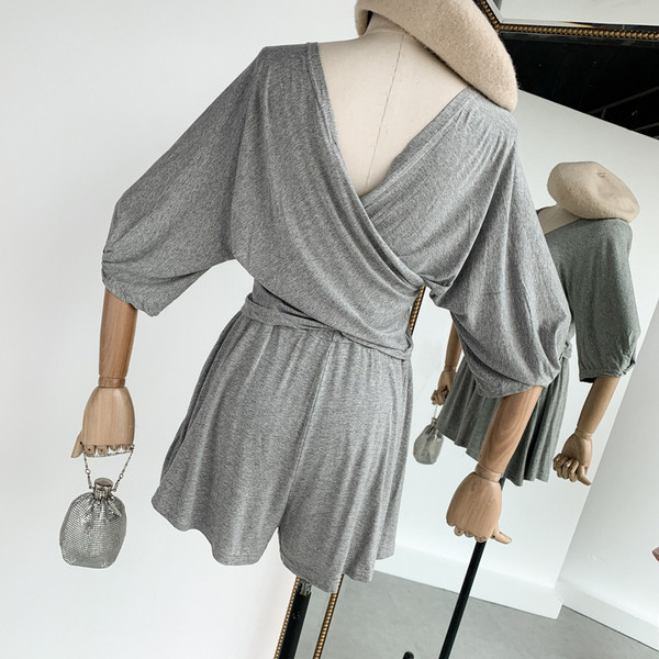 Set casual dama care include o bluza cu cravate si maneci 3/4 si pantaloni scurti in doua culori