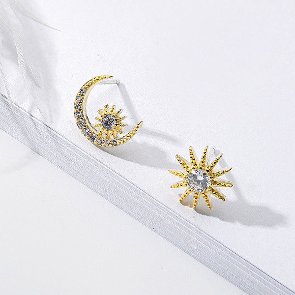 Cercei mici de dama de culoare aurie cu pietre