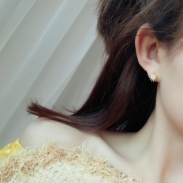 Cercei mici de dama de culoare aurie cu pietre