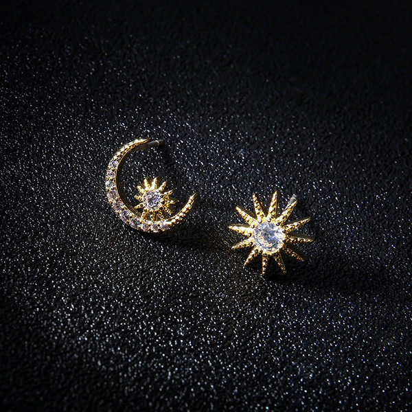 Cercei mici de dama de culoare aurie cu pietre