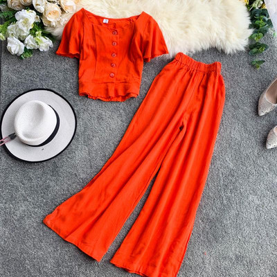 Ένα σύγχρονο γυναικείο σετ που περιλαμβάνει μπλούζα και φαρδύ παντελόνι σε διάφορα χρώματα