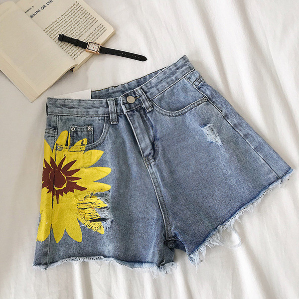 Blugi scurti casual de dama cu aplicatie