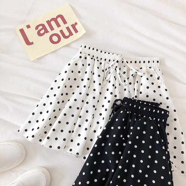 Pantaloni scurți casual de damă cu talie elastică în alb-negru