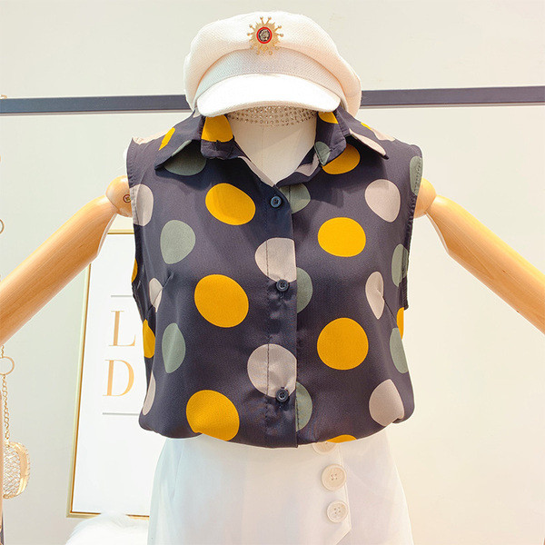 Maieu de damă cu buline și nasturi