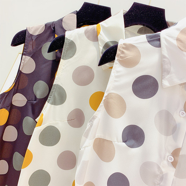 Maieu de damă cu buline și nasturi