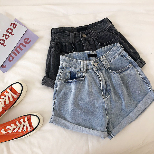 Blugi scurti de dama actuali in doua culori - albastru si negru