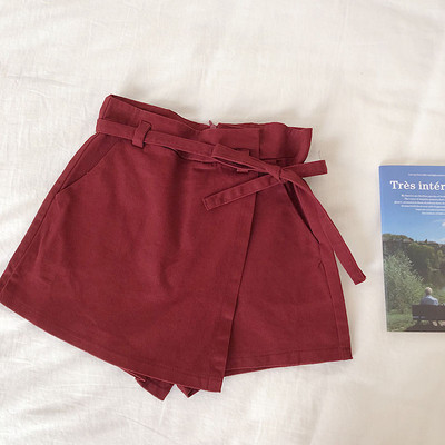 Pantaloni scurti de dama cu talie inalta in alb, maro, negru si visiniu