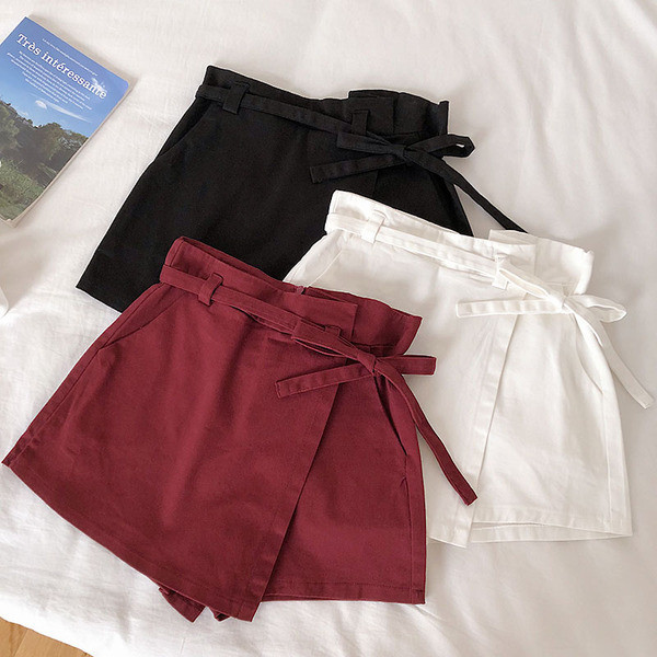 Pantaloni scurti de dama cu talie inalta in alb, maro, negru si visiniu