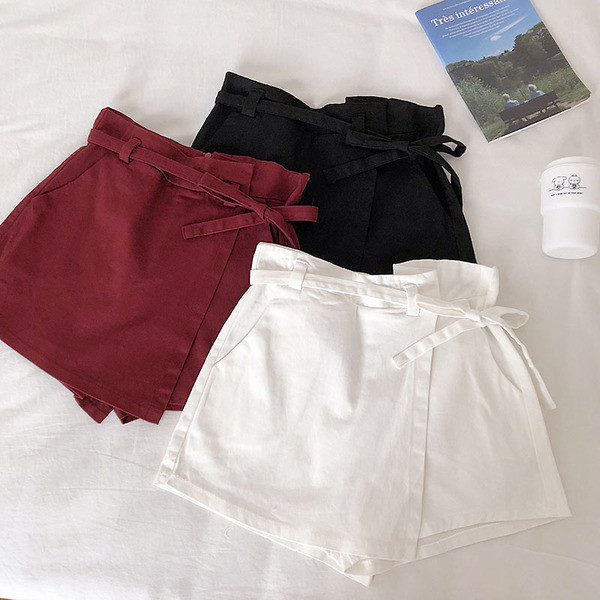 Pantaloni scurti de dama cu talie inalta in alb, maro, negru si visiniu