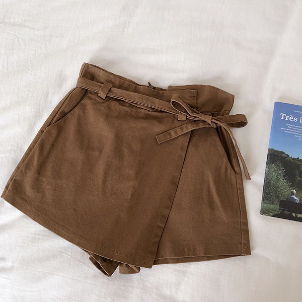 Pantaloni scurti de dama cu talie inalta in alb, maro, negru si visiniu