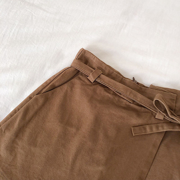 Pantaloni scurti de dama cu talie inalta in alb, maro, negru si visiniu