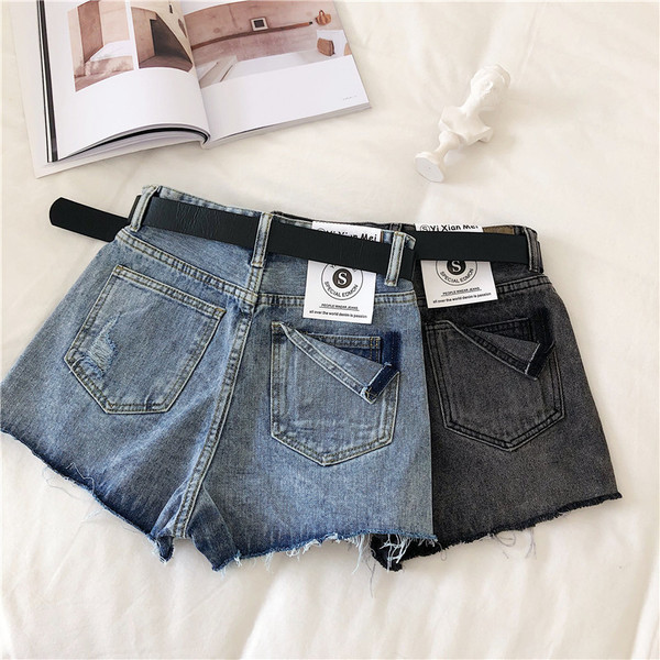 Pantaloni scurți din denim de damă în albastru și negru