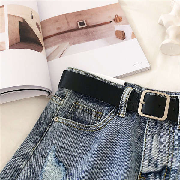 Pantaloni scurți din denim de damă în albastru și negru