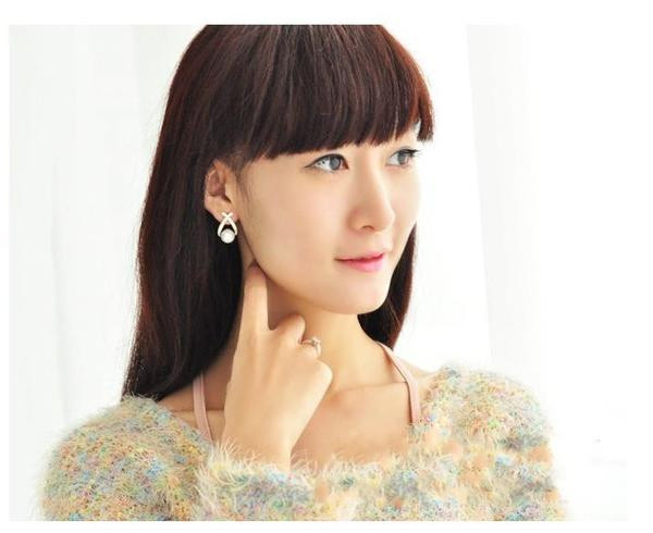 Kövekkel és gyöngyökkel díszített női fülbevaló