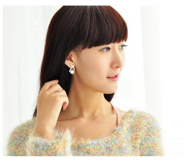 Kövekkel és gyöngyökkel díszített női fülbevaló