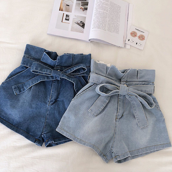 Pantaloni scurti moderni de dama in culori deschise si inchise