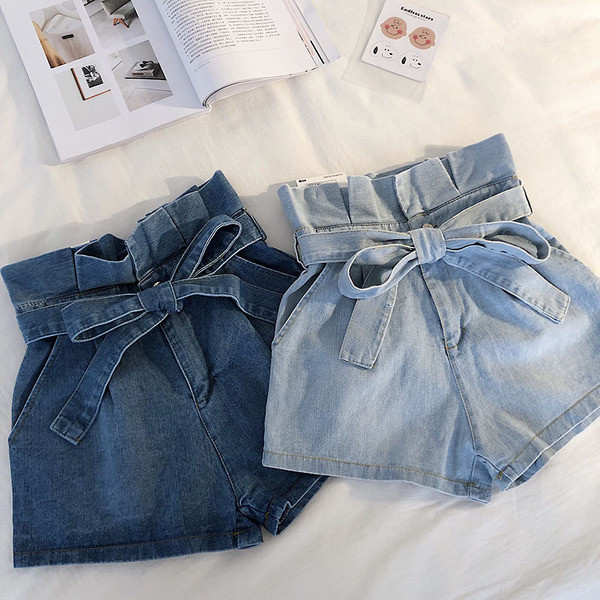 Pantaloni scurti moderni de dama in culori deschise si inchise