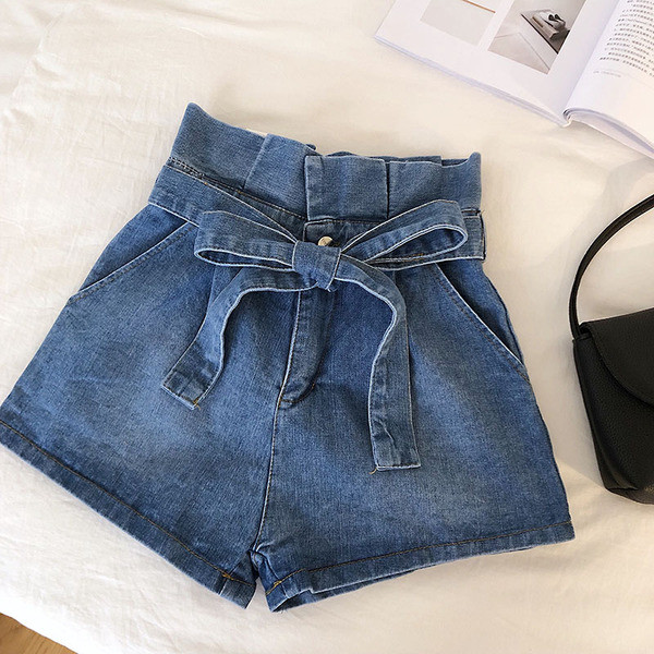 Pantaloni scurti moderni de dama in culori deschise si inchise