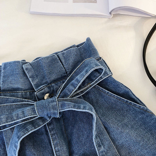 Pantaloni scurti moderni de dama in culori deschise si inchise