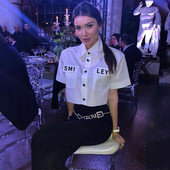 Cămașă scurtă modernă de damă cu inscripție în alb