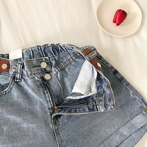 Pantaloni scurti moderni de dama cu talie inalta in albastru si alb