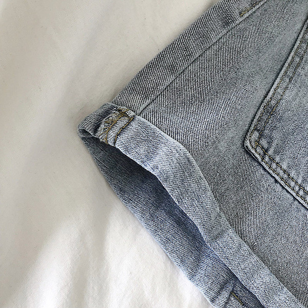 Pantaloni scurți de damă din denim cu buzunare în albastru