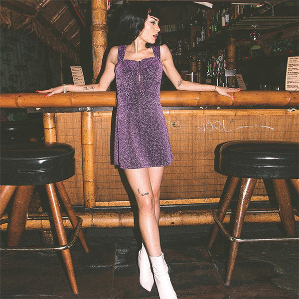 Modern női ruha cipzárral, fényes hatású lila színben