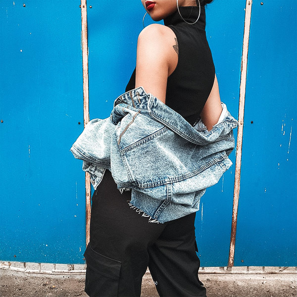 Maieu modern de damă cu guler înalt și cravate în negru